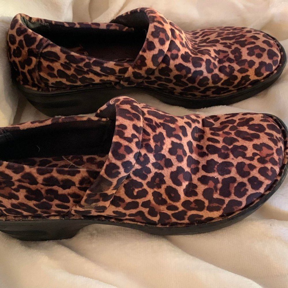 Euc Born B.O.C. Leopard Print Slip On Clog Size 9… - image 2